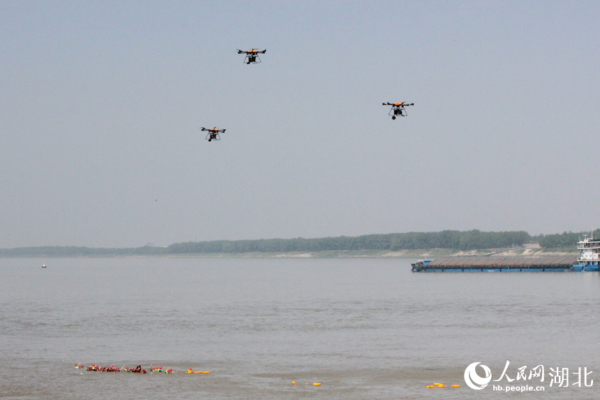 無人機(jī)精準(zhǔn)拋投飛行救生圈、充氣式救生圈。人民網(wǎng)記者 張沛攝
