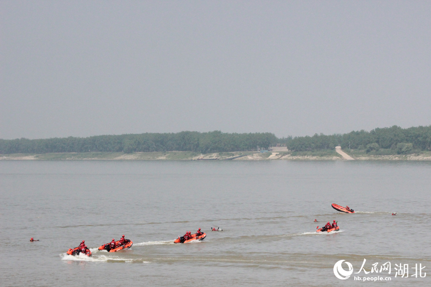橡皮艇營救被困人員。人民網(wǎng)記者 張沛攝