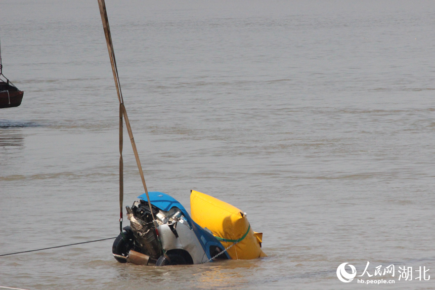 安裝閉式浮力袋打撈事故車輛。人民網記者 張沛攝