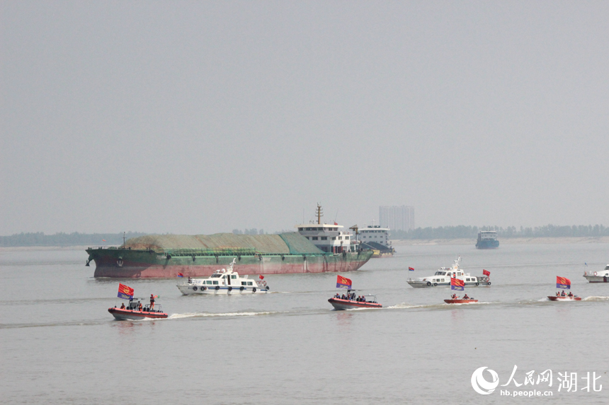 模擬某村發(fā)生嚴(yán)重內(nèi)澇，舟艇方陣復(fù)雜水域編隊搜救。人民網(wǎng)記者 張沛攝