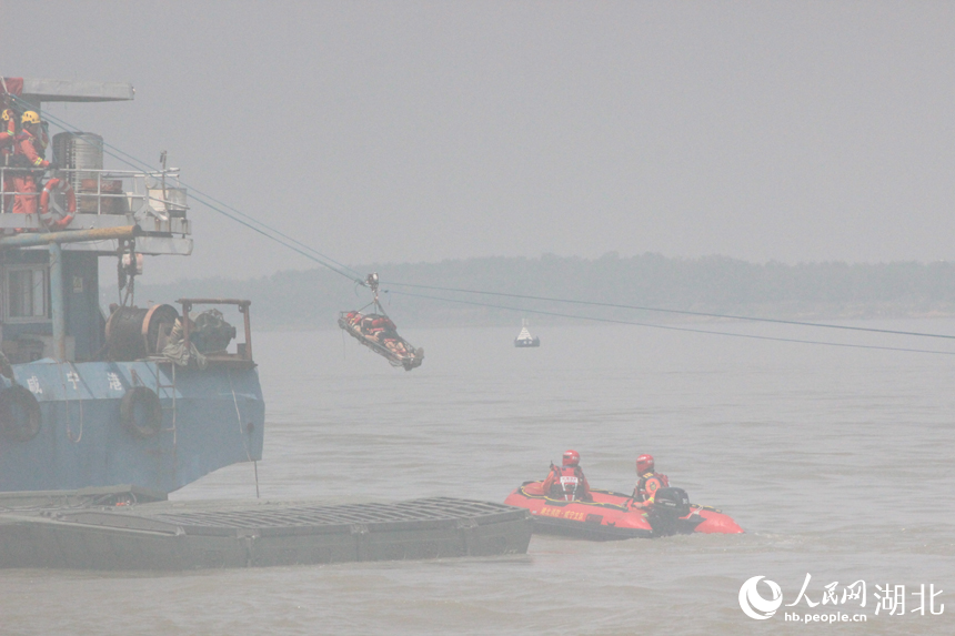 架設(shè)繩索系統(tǒng)對(duì)傷患進(jìn)行救援。人民網(wǎng)記者 張沛攝