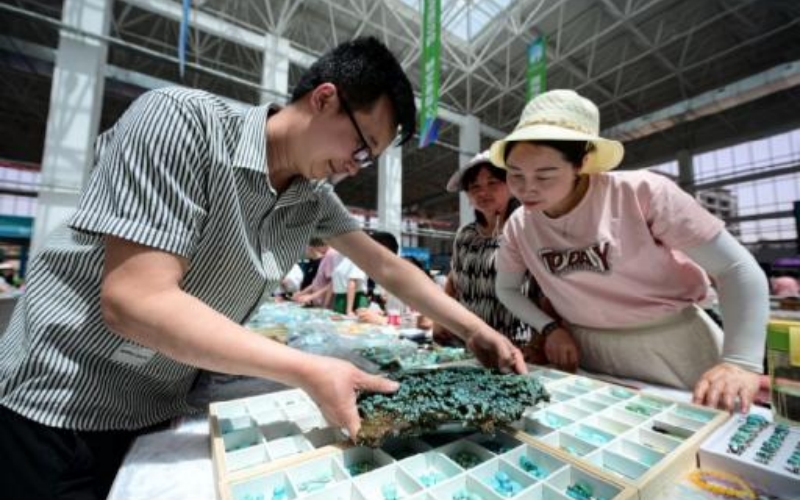  竹山國際珠寶交易中心啟幕。