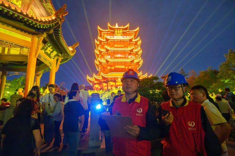 國網武漢供電公司武昌供電中心運維人員正在黃鶴樓景區(qū)開展電節(jié)前特巡工作。張恒攝