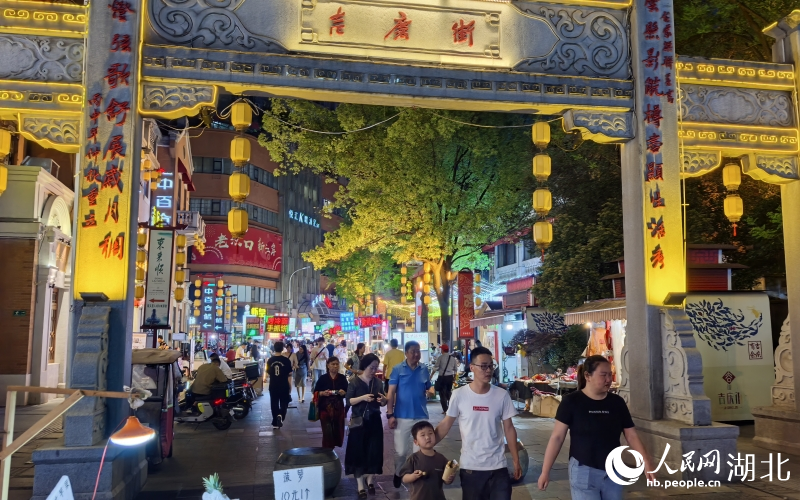 吉慶街夜市。人民網(wǎng)記者周雯攝