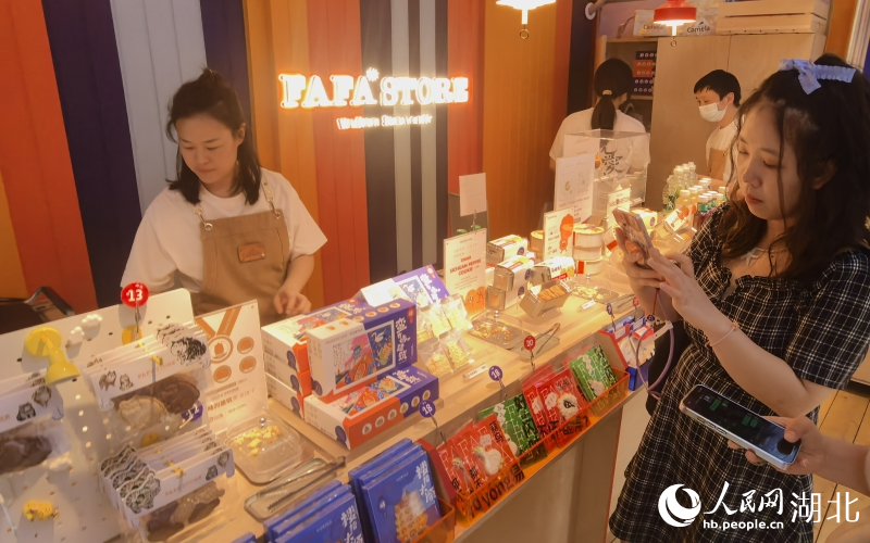 文創(chuàng)餅干銷售火爆。人民網(wǎng)記者周雯攝