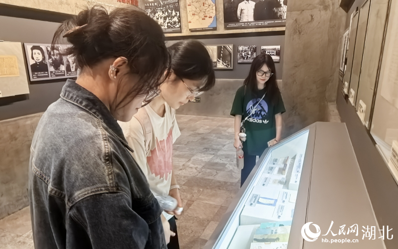 學(xué)生在八路軍武漢辦事處舊址紀念館內(nèi)參觀學(xué)習。人民網(wǎng)記者周雯攝