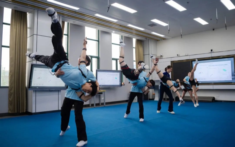 《健美操教學與訓練》課上，“小雅平臺”和VR動作捕捉設備可視化、全景實時呈現(xiàn)健美操技術(shù)動作。