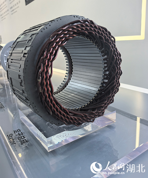 東風(fēng)-ID3-200油冷扁線電機(jī)，具有高效、散熱快等優(yōu)勢，提升了系統(tǒng)效率。人民網(wǎng)記者 周雯攝