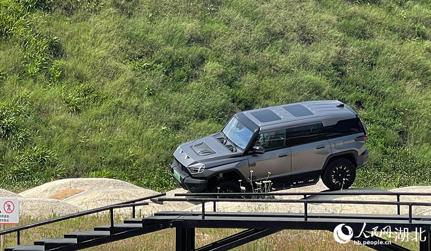 記者體驗(yàn)東風(fēng)猛士科技園內(nèi)各種魔鬼越野路況。人民網(wǎng)記者 周雯攝