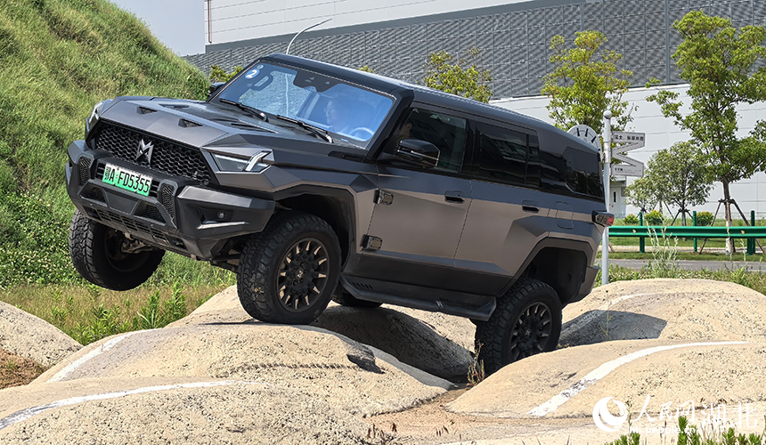 記者體驗東風(fēng)猛士科技園內(nèi)各種魔鬼越野路況。人民網(wǎng)記者 周雯攝