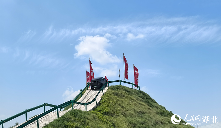 記者體驗東風猛士科技園內各種魔鬼越野路況。人民網記者 周雯攝