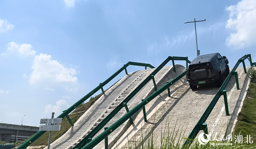 記者體驗(yàn)東風(fēng)猛士科技園內(nèi)各種魔鬼越野路況。人民網(wǎng)記者 周雯攝