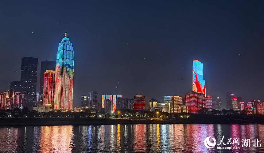 夜游長(zhǎng)江。人民網(wǎng)記者 周雯攝