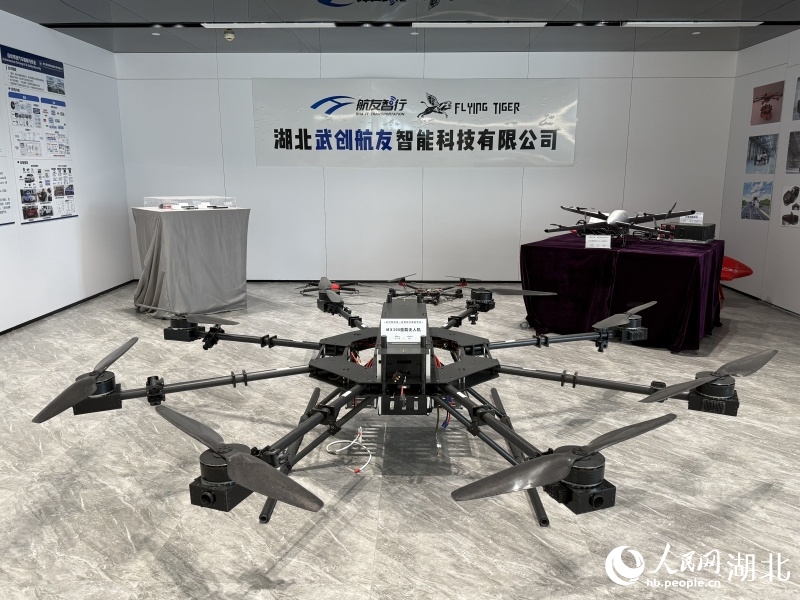武創(chuàng)院空地一體智能交通研究所展示的重載無人機(jī)。人民網(wǎng)記者 周恬攝