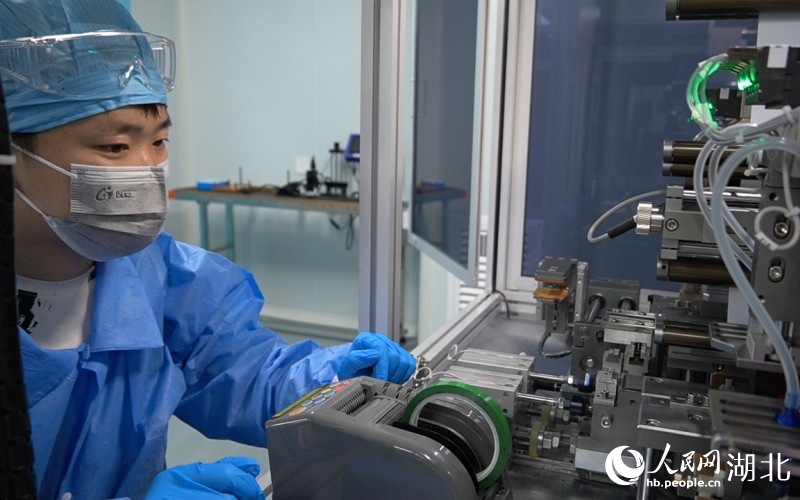 操作員進(jìn)行固態(tài)電池電芯疊片組裝。人民網(wǎng)記者 郭婷婷攝