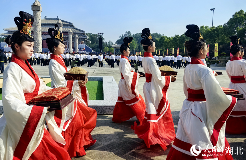 擺放物品。人民網(wǎng)記者 張穎攝