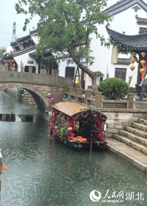 小橋流水，船行水中。人民網(wǎng)記者 周雯攝