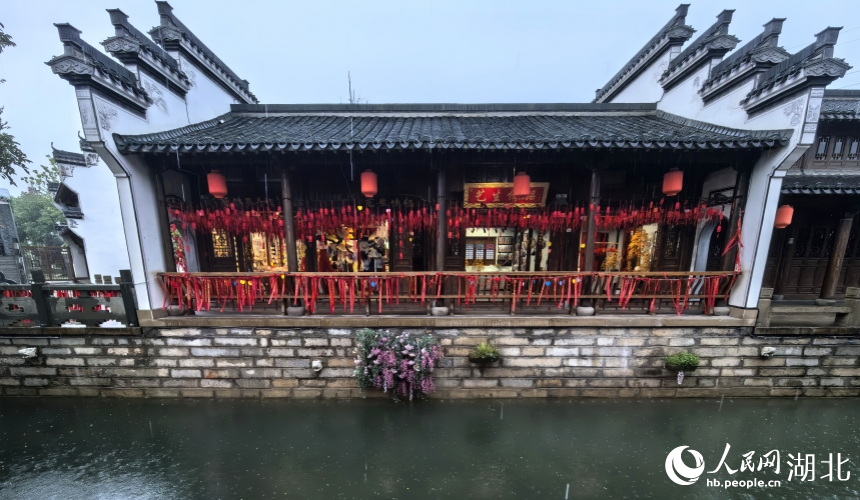 雨中賞景。人民網(wǎng)記者 周雯攝