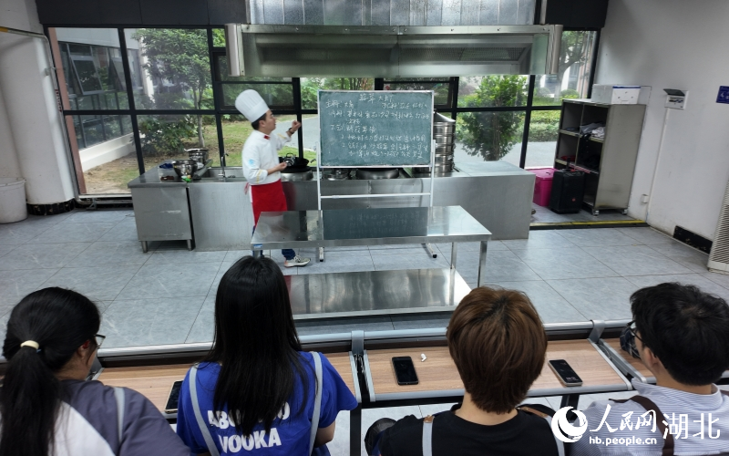 老師正在教授烹飪小龍蝦的技巧。人民網記者 周雯攝