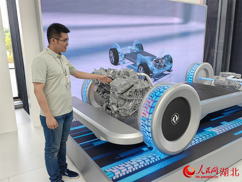東風(fēng)汽車研發(fā)總院新能源動(dòng)力總成技術(shù)副總工程師李鉀介紹馬赫動(dòng)力發(fā)動(dòng)機(jī)。人民網(wǎng)記者 郭婷婷攝