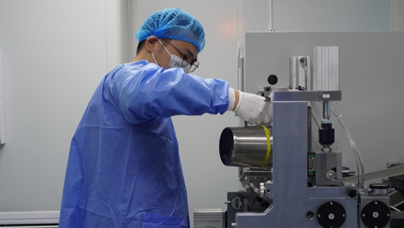 看車規(guī)級固態(tài)電池如何突破“死亡之谷”武漢經(jīng)開區(qū)未來技術(shù)研究院的中試基地，一群身著藍(lán)色防護(hù)服的年輕人圍在一臺實(shí)驗(yàn)設(shè)備前，他們的目光聚焦在掌心大小的銀色電池上……