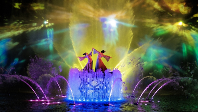 光影水幕讓千年傳說“活”起來夜幕降臨，槳聲燈影中，一艘游船緩緩駛?cè)牒毙⒏谢笔a河畔，一場穿越千年的“孝愛之旅”拉開帷幕。