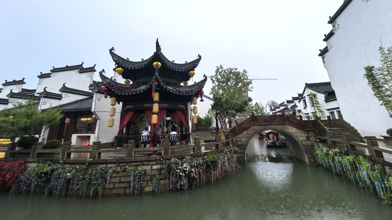 水域九曲十八彎，勾畫出建筑之美。人民網(wǎng)記者 周雯攝