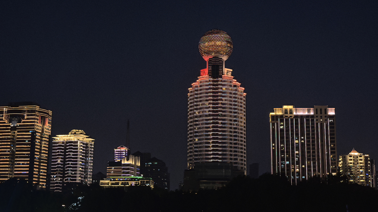 長江燈光秀。人民網(wǎng)記者 周雯攝