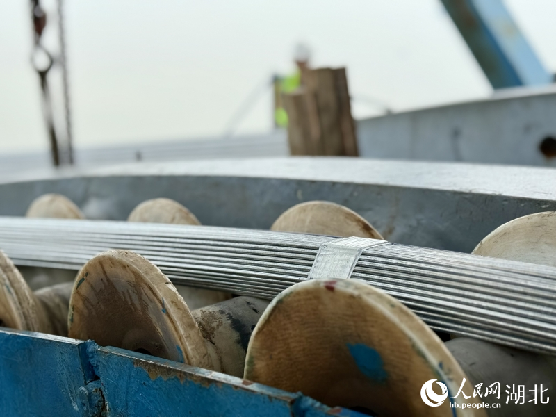 燕磯長江大橋主纜最后一根索股正在架設(shè)。人民網(wǎng)記者 周恬攝