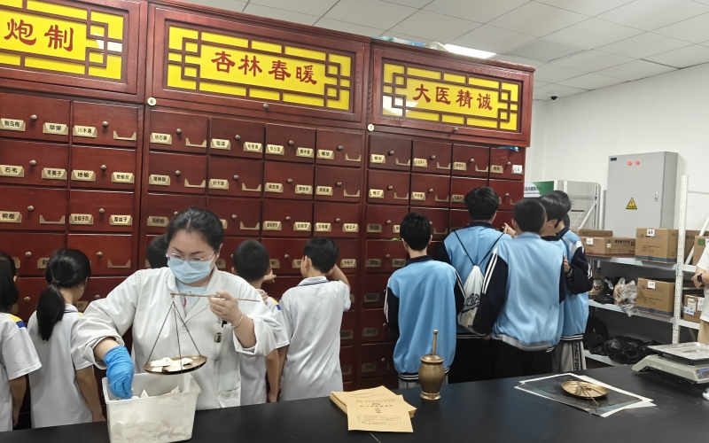 定向培養(yǎng)中藥、中醫(yī)等專業(yè)人才來(lái)武穴市規(guī)培實(shí)習(xí)。