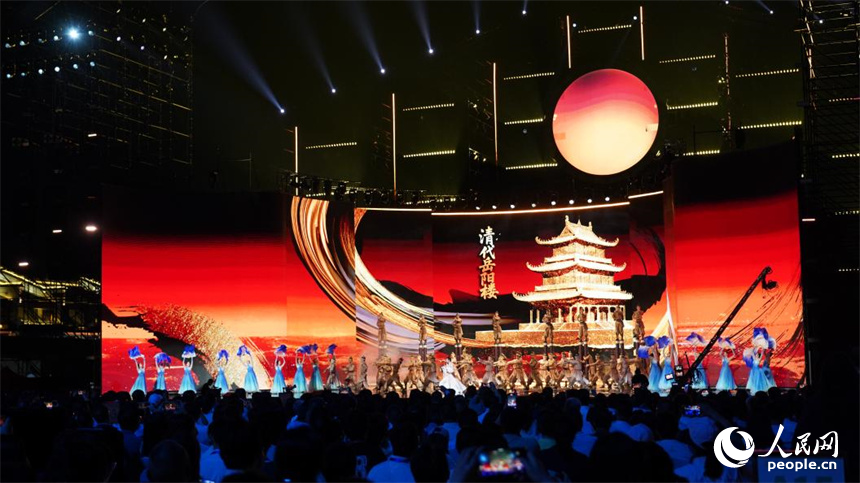 融合虛擬技術(shù)與大屏幕視覺呈現(xiàn)不同朝代的岳陽樓。人民網(wǎng)記者 吳茜薇攝