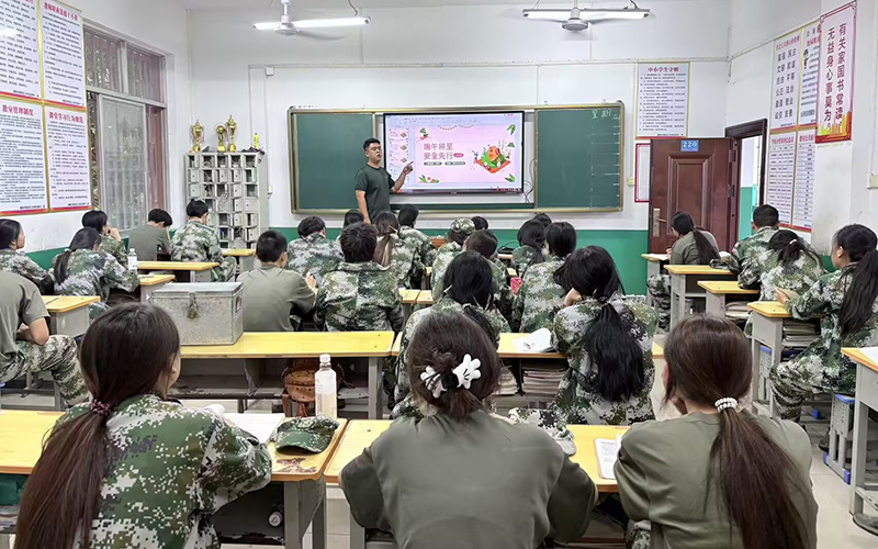 班主任講解端午節(jié)歷史起源與民俗演變。