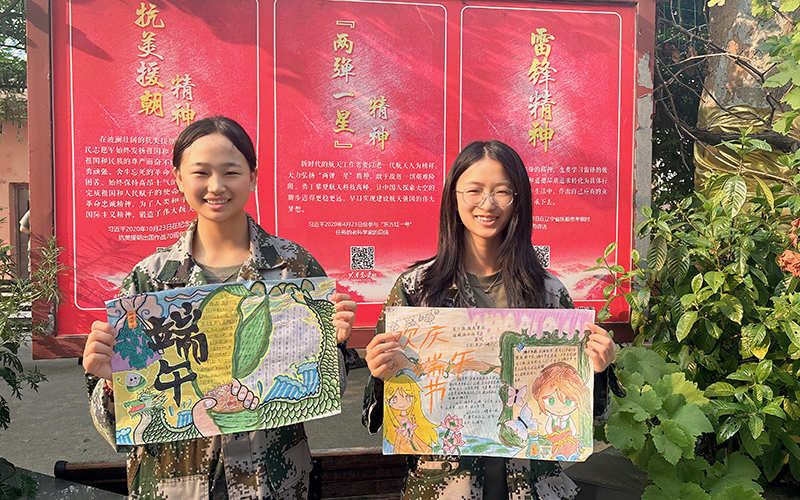 學生積極參與手抄報創(chuàng)作。