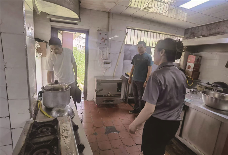 檢查組在小餐館查看使用醇基液體燃料情況，并科普安全知識。受訪者供圖