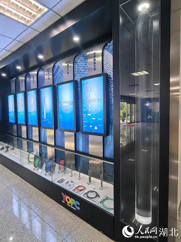 長飛潛江工廠里展示的光纖預制棒。人民網(wǎng)記者 周雯攝