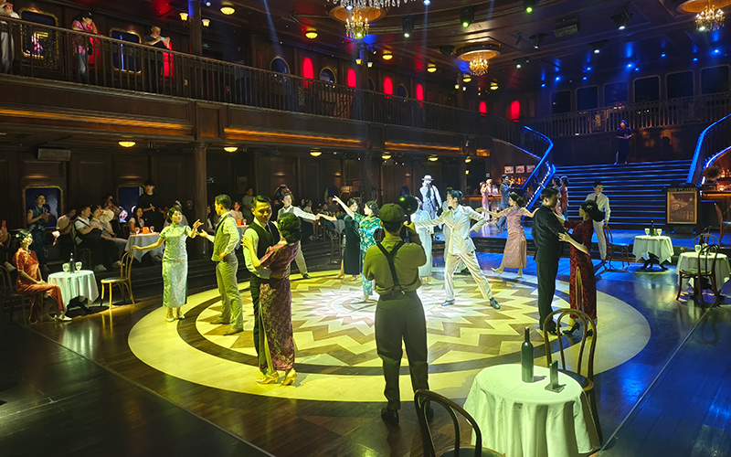 “知音號”舞廳內(nèi)演員們正在共舞。陳嘉慧攝