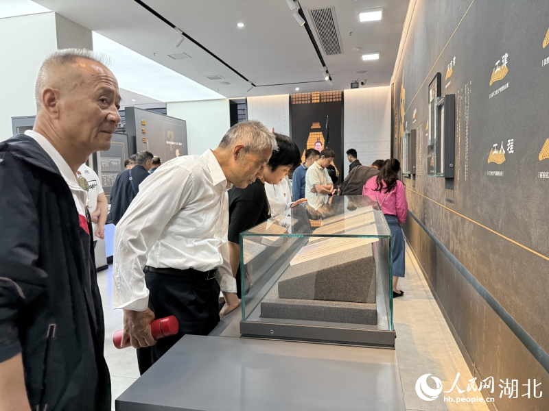 絡(luò)繹不絕的參觀者圍在櫥窗前觀看著簡(jiǎn)牘。人民網(wǎng)記者 張雋攝