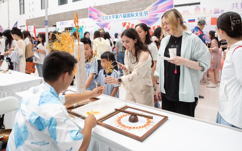 糖畫吸引眾多學生駐足。江漢大學供圖