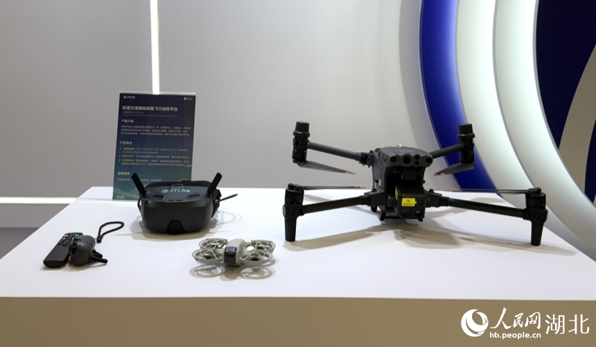 輕量交通基礎設施飛行巡檢平臺。人民網(wǎng)記者 周恬攝