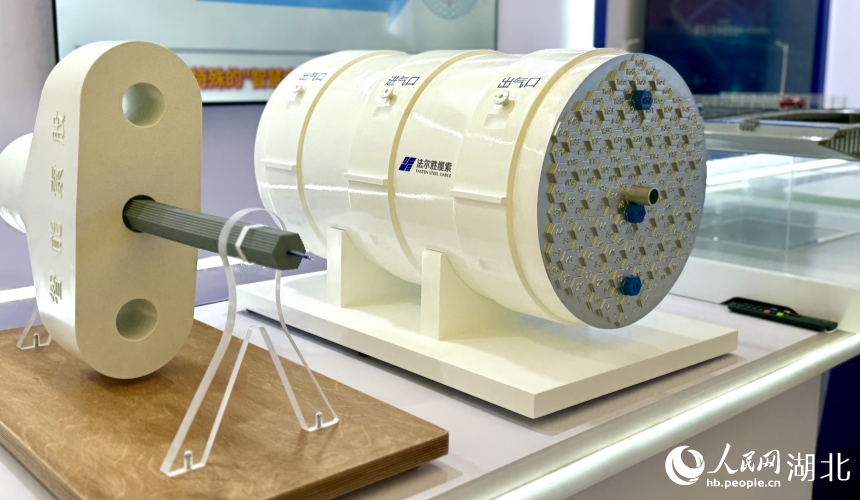 基于光纖光柵傳感的智慧索股和內(nèi)外雙向供氣除濕的智慧主纜。人民網(wǎng)記者 周恬攝