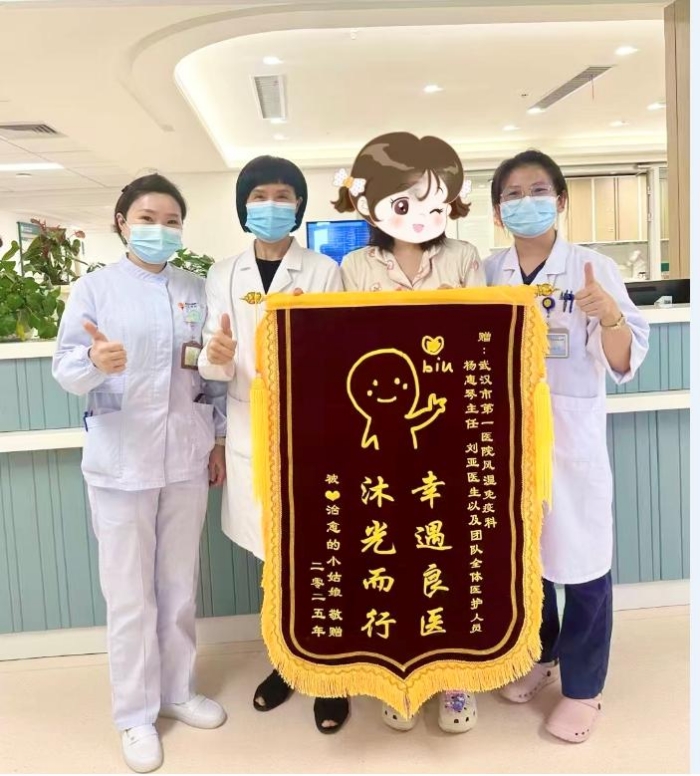 張女士康復出院前為醫(yī)護團隊贈送旗幟.