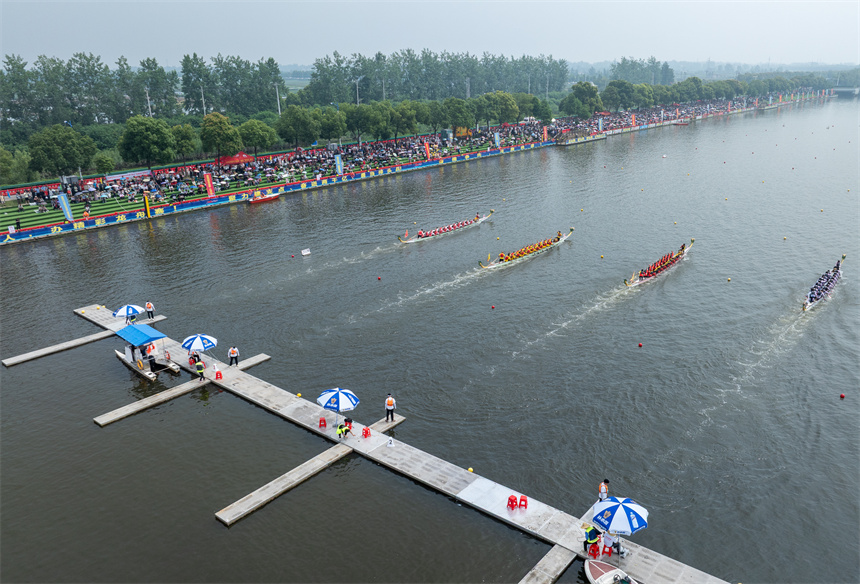 一艘艘龍舟如同離弦之箭，在寬闊的水域上飛馳。吳晴霄攝