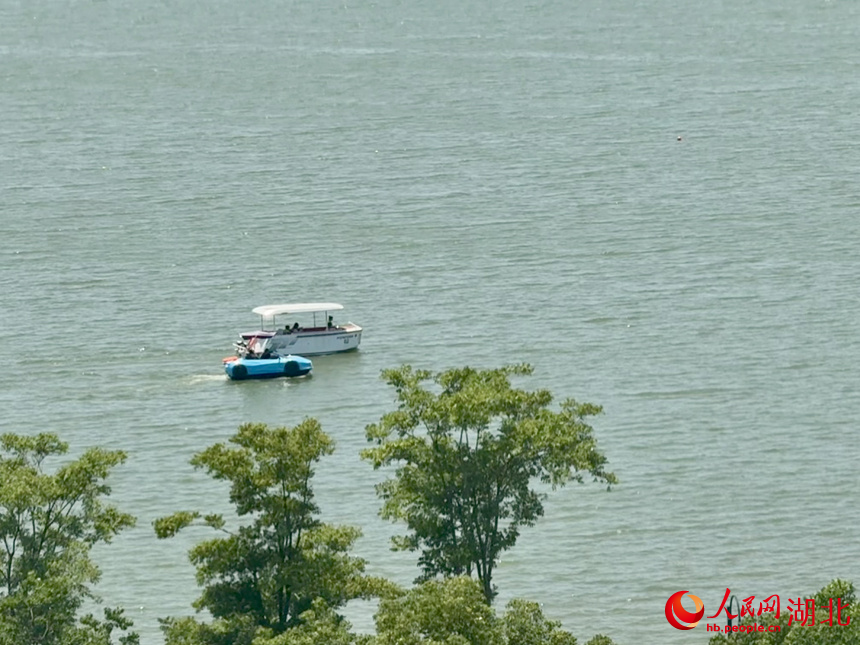 新能源游船在東湖行駛。人民網(wǎng)記者 張沛攝