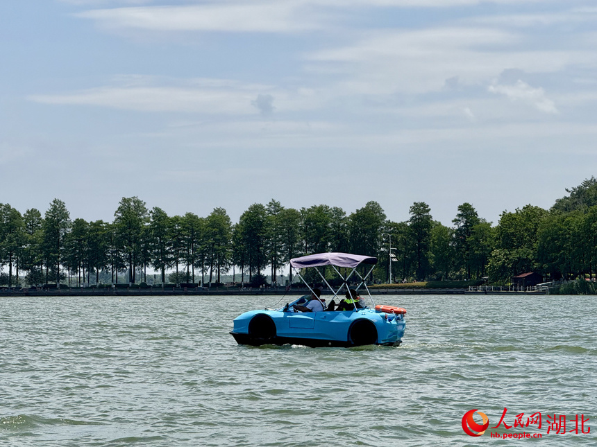 游客體驗“水上超跑”。人民網(wǎng)記者 張沛攝