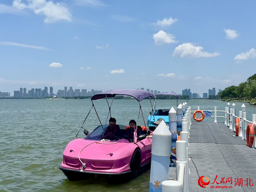 游客體驗(yàn)“水上超跑”。人民網(wǎng)記者 張沛攝