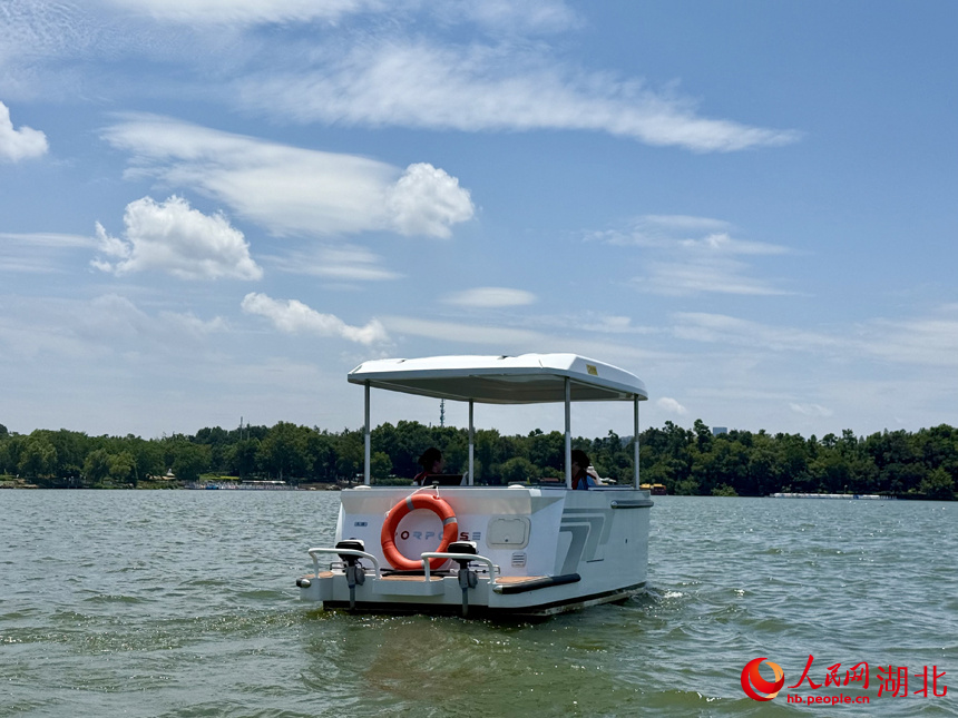 游客體驗(yàn)無(wú)人駕駛智能游艇。人民網(wǎng)記者 張沛攝