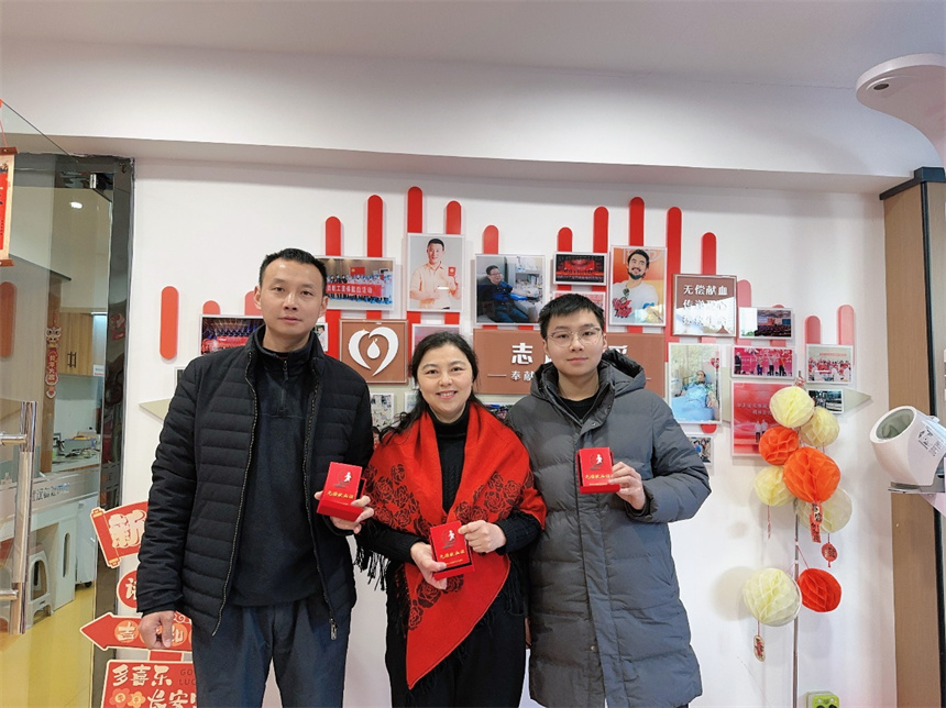 “熱血家庭”景京、簡(jiǎn)昊夫婦與兒子簡(jiǎn)亦喆。