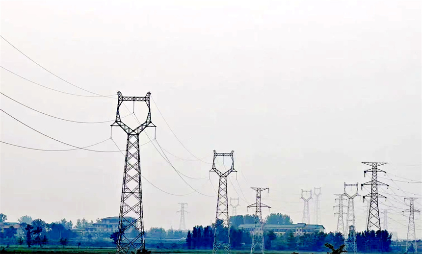 襄荊鐵路襄陽宜城北220千伏線路工程新建線路全景。董運(yùn)清攝