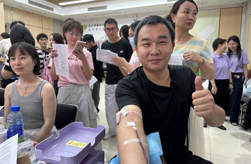 心理抑郁科護(hù)士吳鋒正在獻(xiàn)血。武漢血液中心供圖