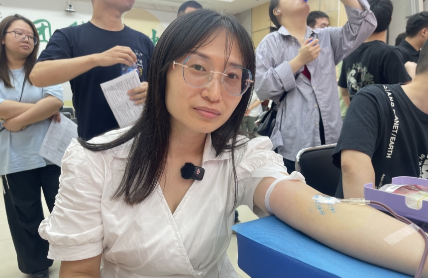 兒童青少年二區(qū)的醫(yī)生張焱正在獻(xiàn)血。肖莉嬌攝